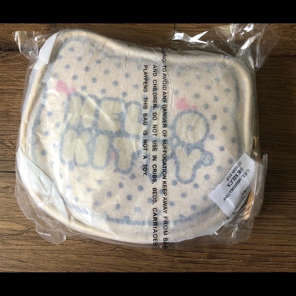 HELLO KITTY (Loungefly)-NWT Gold Clutch Bag - Picture 9 of 16